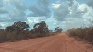 "Esse poeirão está adoecendo nossas famílias", reclama ambulante que depende de sua barraca para alimentar sua família no pátio da VLI