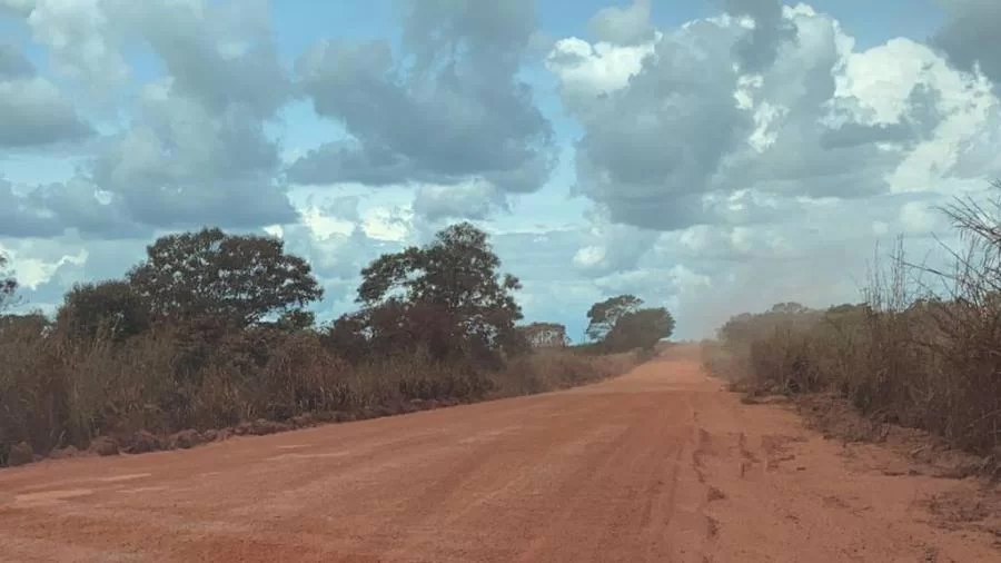 "Esse poeirão está adoecendo nossas famílias", reclama ambulante que depende de sua barraca para alimentar sua família no pátio da VLI