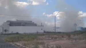 Morador registra foco de queimada em lote baldio em Colinas do Tocantins no norte do estado