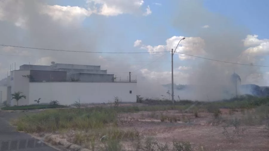 Morador registra foco de queimada em lote baldio em Colinas do Tocantins no norte do estado