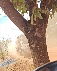 Moradores de Arapoema reclamam de transtorno causado pela poeira na via de acesso a zona rural