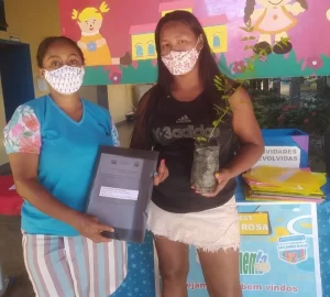 Escola de Couto Magalhães distribui mudas de plantas na Semana do Meio Ambiente