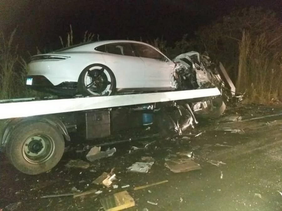 Carro de luxo tem frente destruída após caminhão que o transportava se envolver em acidente