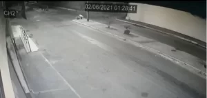 CÃ¢meras de segurança flagram mulher destruindo vasos da Prefeitura de Guaraí; Polícia apura o caso