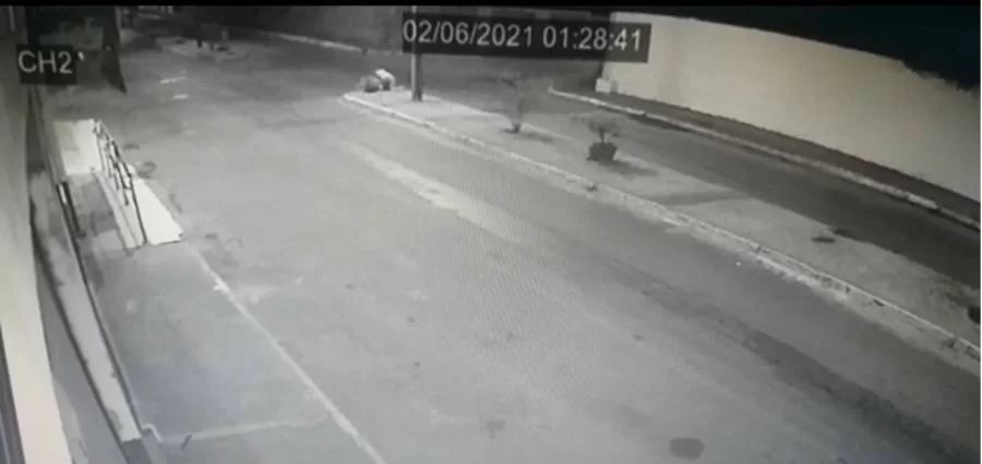 CÃ¢meras de segurança flagram mulher destruindo vasos da Prefeitura de Guaraí; Polícia apura o caso