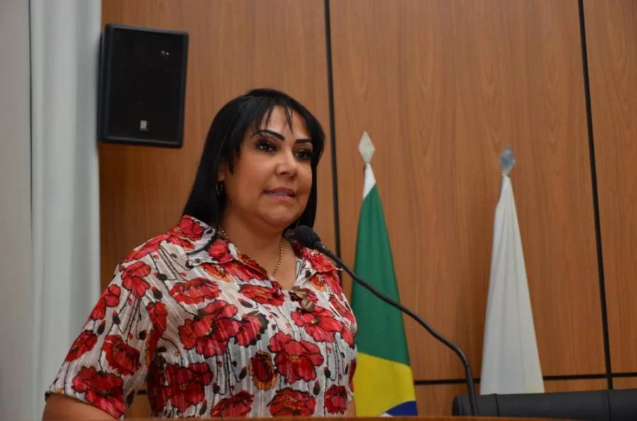 Vereadora Professora Janad questiona suposta incoerência em relatório apresentado durante audiência de prestação de contas da Prefeitura de Palmas
