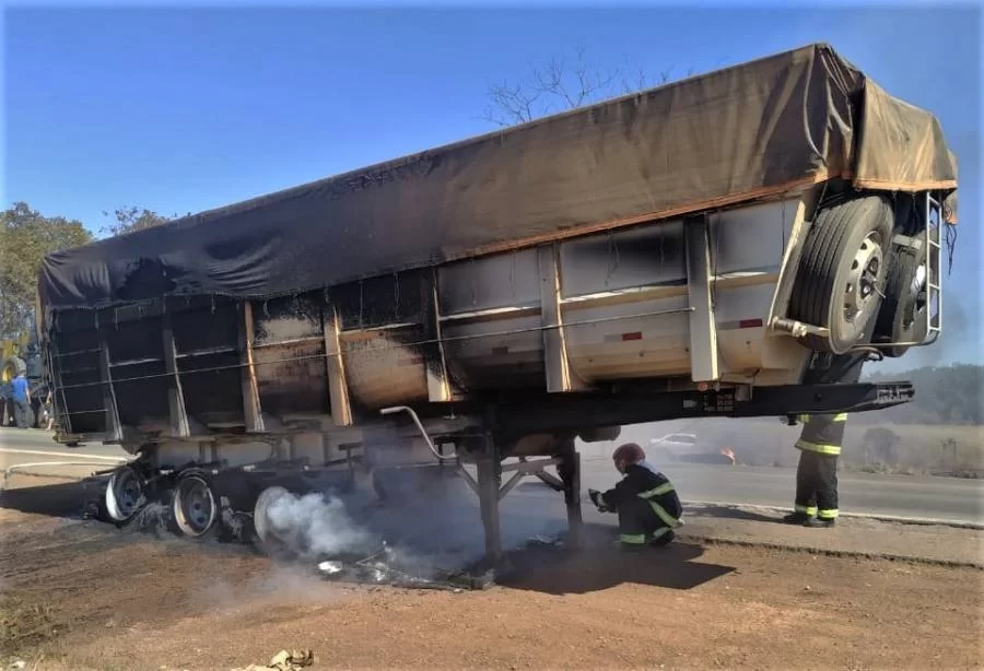 Em Cariri: Carreta Bi-trem pega fogo, Causas estão sendo investigadas