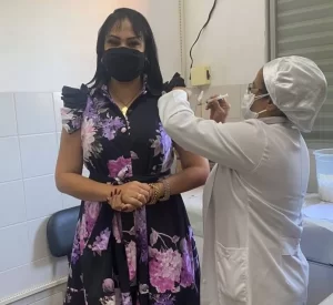Vereadora Pofessora Janad Valcari recebe primeira dose da vacina contra a Covid-19 e chama demais profissionais da educação para imunização