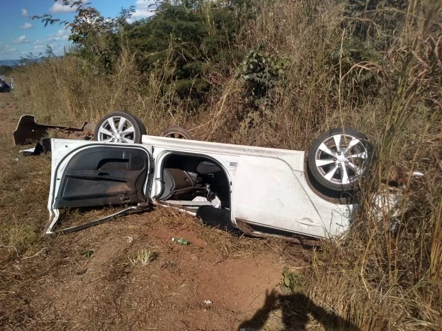 Em Paraíso: Carro de passeio capota na TO-080; vítimas estão conscientes