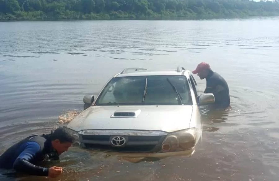 Veículo é recuperado após cair no Rio Javaes no município de Pium