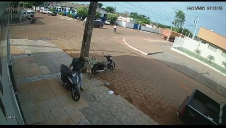 CÃ¢meras de Segurança flagram furto de moto a luz do dia em Colinas do Tocantins; B.O foi registrado