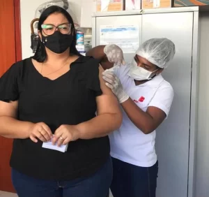 Bandeirantes do Tocantins imuniza profissionais da Educação