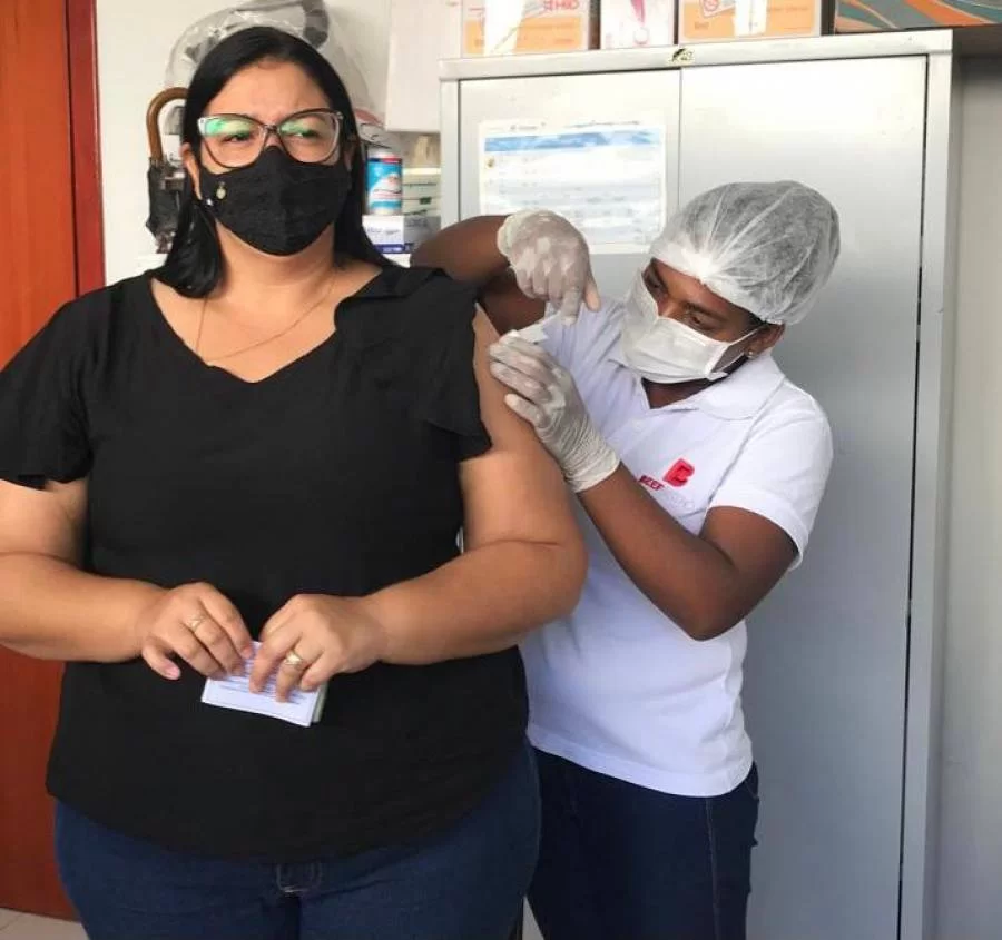 Bandeirantes do Tocantins imuniza profissionais da Educação