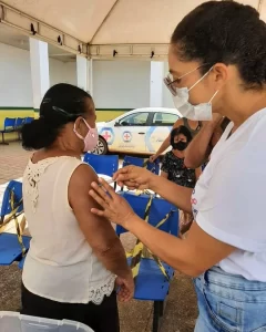Cidade de Almas amplia quadro de vacinação e imuniza pessoas com idade entre 50 e 59 anos