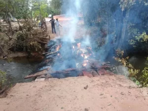 Assentados do projeto Malu, ateiam fogo em ponte para impedir reintegraÃÂ§ÃÂ£o de posse por parte da justiÃÂ§a