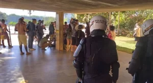 Policia Militar do DF e Indígenas entram em confronto em frente a entrada da CÃ¢mara dos Deputados