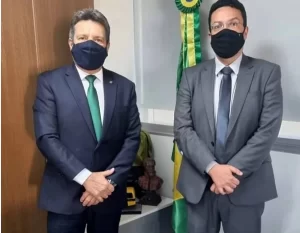 No FNDE, Damaso solicita inclusão de placas de energia solar em unidades escolares