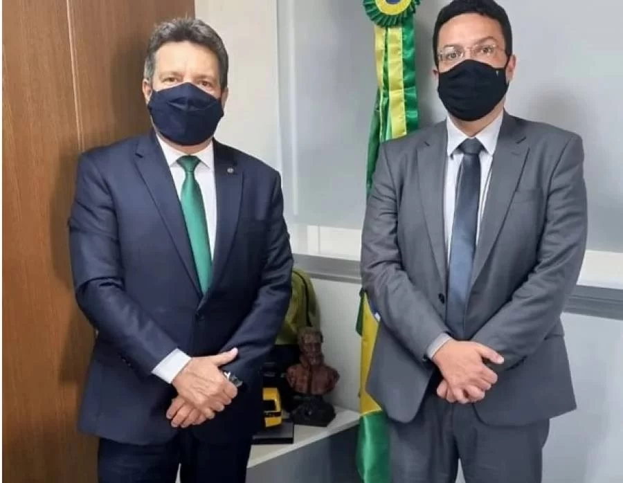 No FNDE, Damaso solicita inclusão de placas de energia solar em unidades escolares