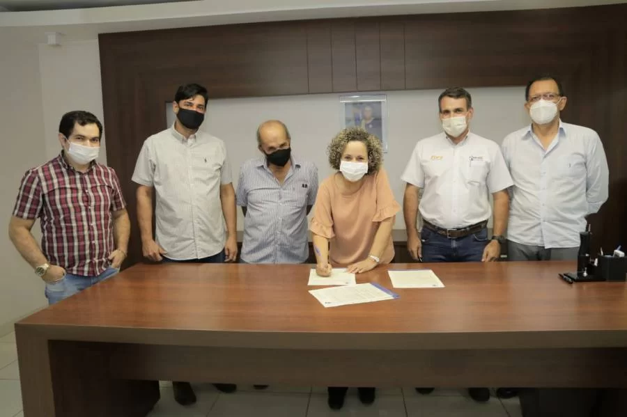 Prefeita Josi Nunes finaliza doação definitiva de área urbana a duas empresas de Gurupi