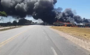 Caminhões pegam fogo após batida em trevo da BR-153 em Nova Olinda; Homem tem corpo carbonizado
