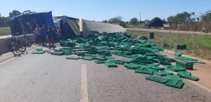 Carreta tomba em Colinas do Tocantins; PRF realiza registro da ocorrÃªncia