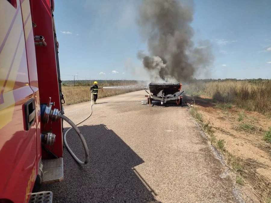 Lancha pega fogo enquanto é rebocada em Araguanã, no norte do Tocantins
