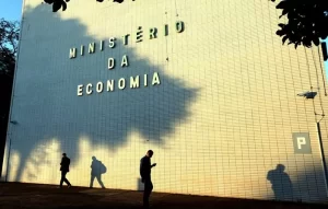 Governo eleva previsão de crescimento econômico para 5,3% em 2021