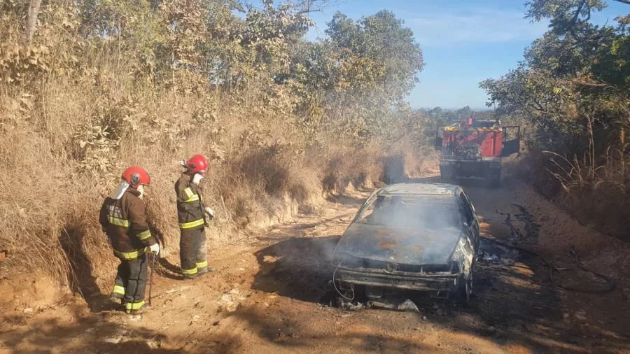 Carro de passeio pega fogo quando subia serra da Sucupira em Dianópolis