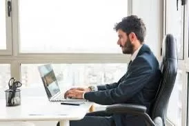 Saúde e bem-estar: 5 dicas para se sentar corretamente no ambiente de trabalho