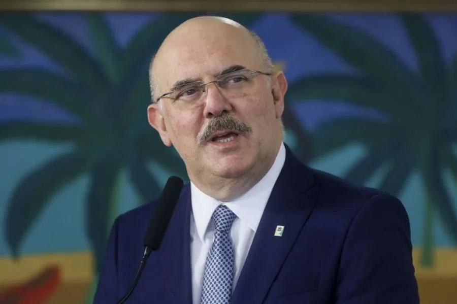 Em cadeia de rádio e TV, ministro da Educação pressiona a volta das aulas presenciais e Culpa o fechamento aos governadores e prefeitos