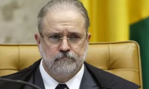 Bolsonaro ignora lista tríplice e indica novamente Augusto Aras para a PGR