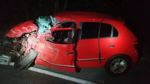Latas de cerveja são encontradas em veículo após motorista invadir contramão e bater em dois carros