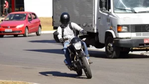 Prefeitura alerta motociclistas sobre a vestimenta correta durante o trÃ¢nsito