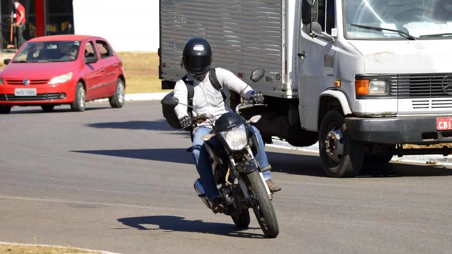 Prefeitura alerta motociclistas sobre a vestimenta correta durante o trÃ¢nsito