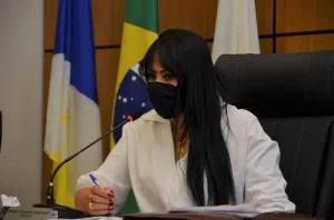 Construção da CEMEI na região sul e retorno da linha corujão no transporte público são cobrados por Professora Janad Valcari