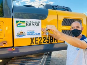 Com recursos de Professora Dorinha, Couto Magalhães recebe escavadeira hidráulica