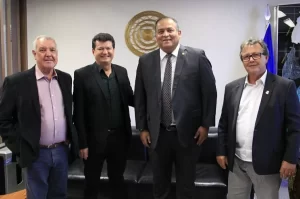Com prefeito de Araguaçu, Vilmar busca investimentos para o município em Brasília