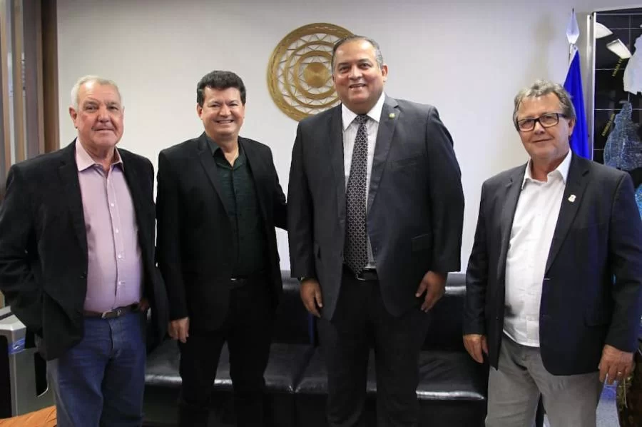 Com prefeito de Araguaçu, Vilmar busca investimentos para o município em Brasília