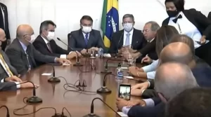 Bolsonaro entrega pessoalmente nova medida do programa "Bolsa Família" ao Congresso Nacional