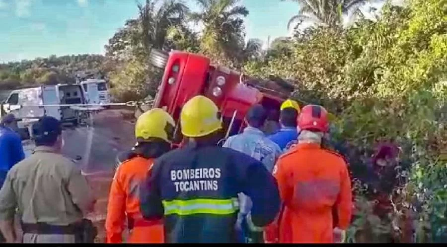 Motorista é desencarcerado após bater de frente com caminhão