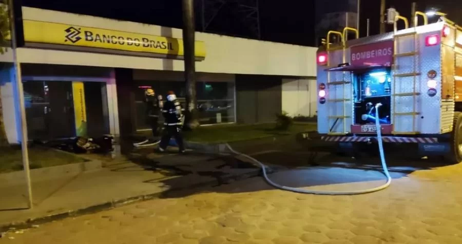 Princípio de incÃªndio é combatido em AgÃªncia Bancária de Augustinópolis, Documentos foram queimados
