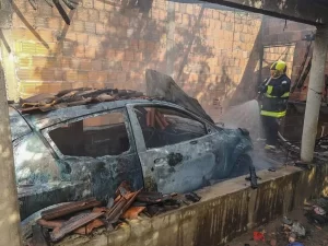 Carro pega fogo e provoca incÃªndio em residÃªncia