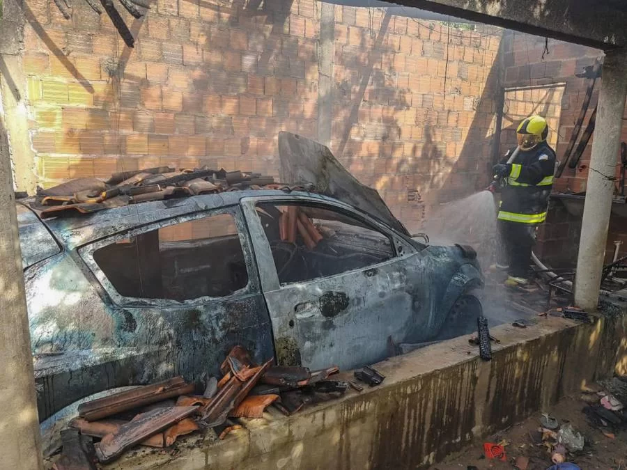 Carro pega fogo e provoca incÃªndio em residÃªncia