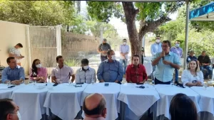 Junto com Gomes, Vilmar discute com prefeitos asfalto da TO-010, obras e titulação