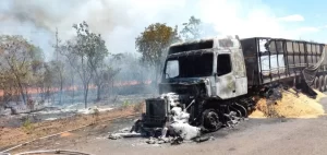 Carreta cheia de grãos pega fogo e fica completamente destruída próxima ao pátio multimodal da VLI em Palmeirante
