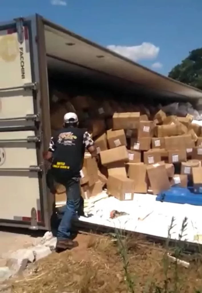 Carga de peixes é saqueada ao tombar no perímetro urbano de Colinas