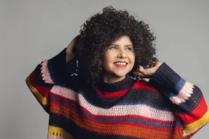 “Roberta Campos Lança os Singles ‘Gérbera’ e ‘Na Proa da Saudade’: Um Novo Capítulo Intimista na MPB”