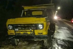 Caminhão abandonado pega fogo e bombeiros são chamados para combater o sinistro