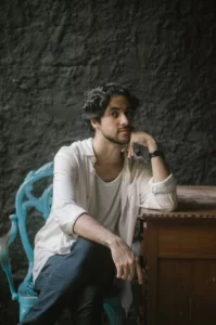 Com sonoridade pop e clima de reconciliação, artista baiano ANGELO lança videoclipe de “Porta Aberta” no Dia dos Namorados