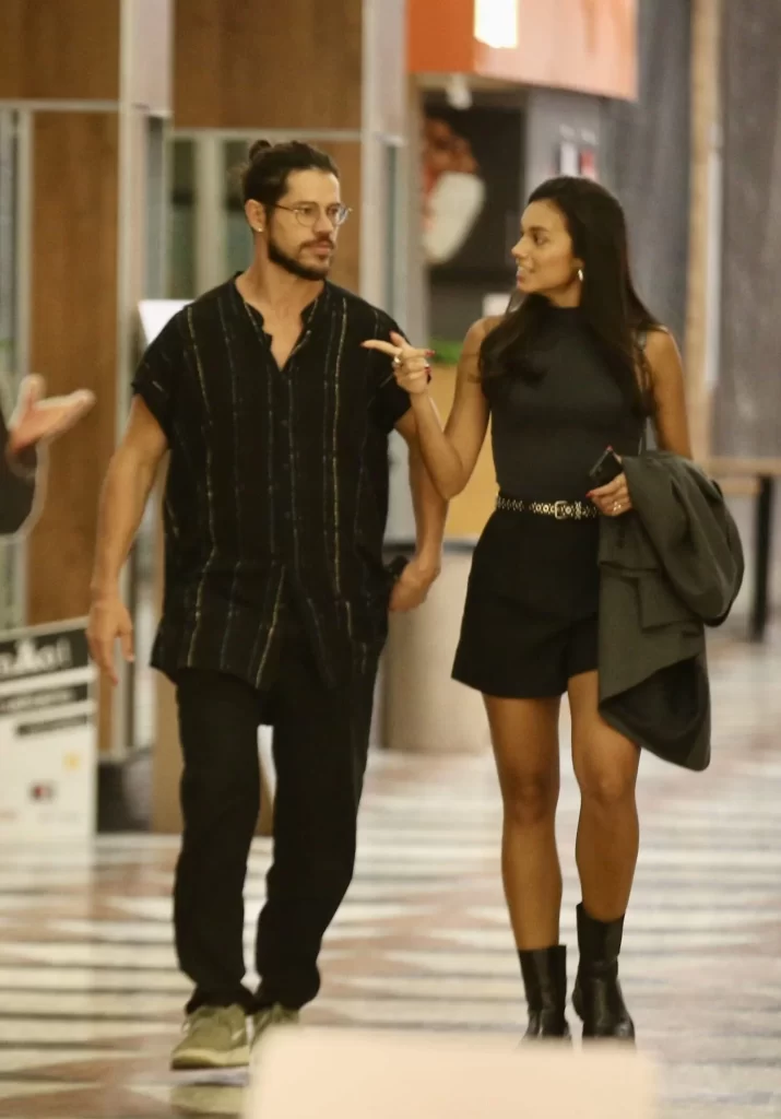 Flagra! José Loreto é visto com ex-BBB Alane em shopping na Gávea